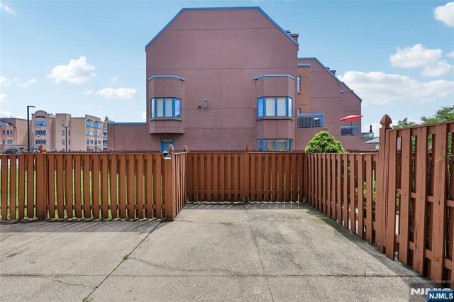 302 Chase Court 302, Edgewater, NJ 07020