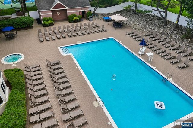 302 Chase Court 302, Edgewater, NJ 07020