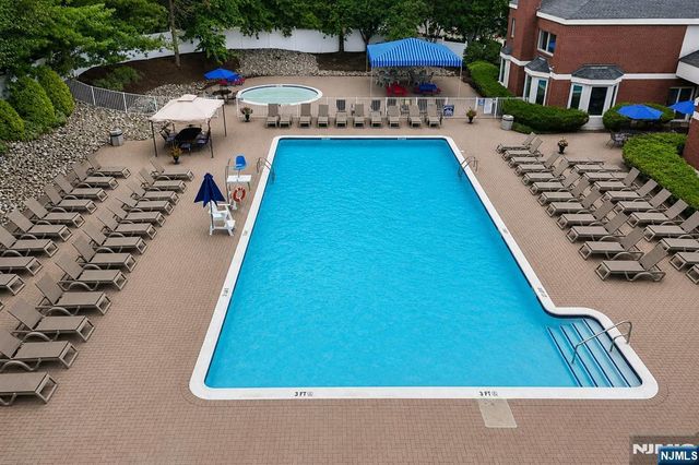 302 Chase Court 302, Edgewater, NJ 07020