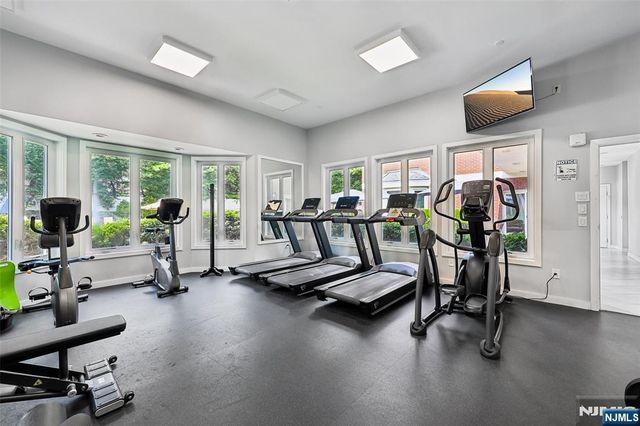 302 Chase Court 302, Edgewater, NJ 07020