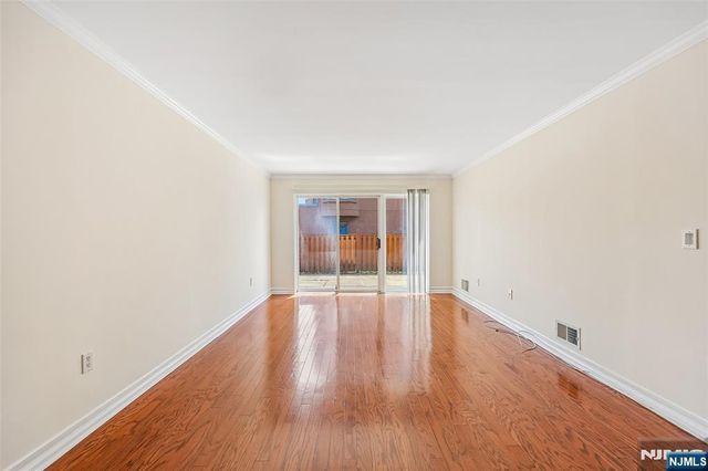 302 Chase Court 302, Edgewater, NJ 07020