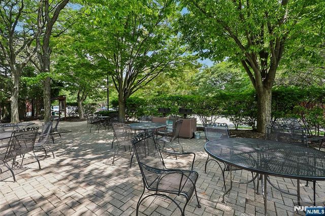 302 Chase Court 302, Edgewater, NJ 07020