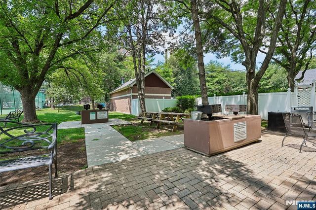 302 Chase Court 302, Edgewater, NJ 07020