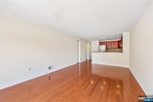 302 Chase Court 302, Edgewater, NJ 07020