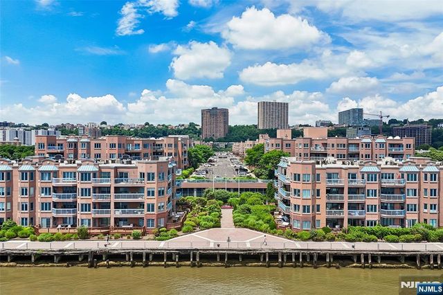 302 Chase Court 302, Edgewater, NJ 07020