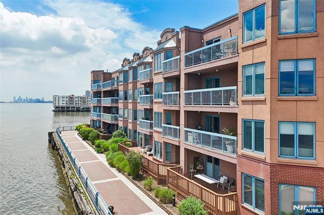 302 Chase Court 302, Edgewater, NJ 07020