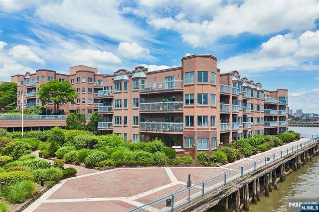 302 Chase Court 302, Edgewater, NJ 07020