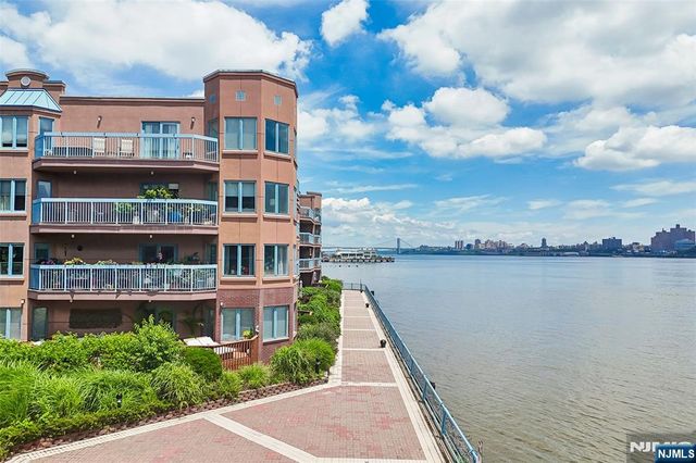302 Chase Court 302, Edgewater, NJ 07020