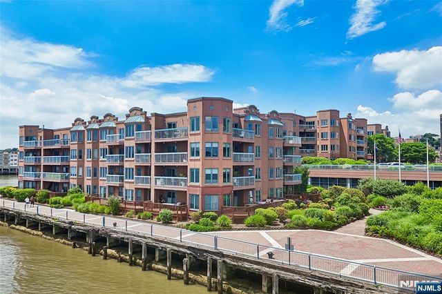 302 Chase Court 302, Edgewater, NJ 07020