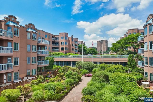 302 Chase Court 302, Edgewater, NJ 07020