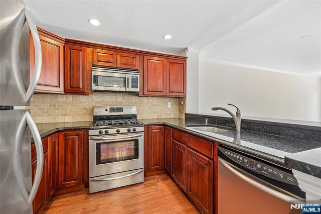 302 Chase Court 302, Edgewater, NJ 07020