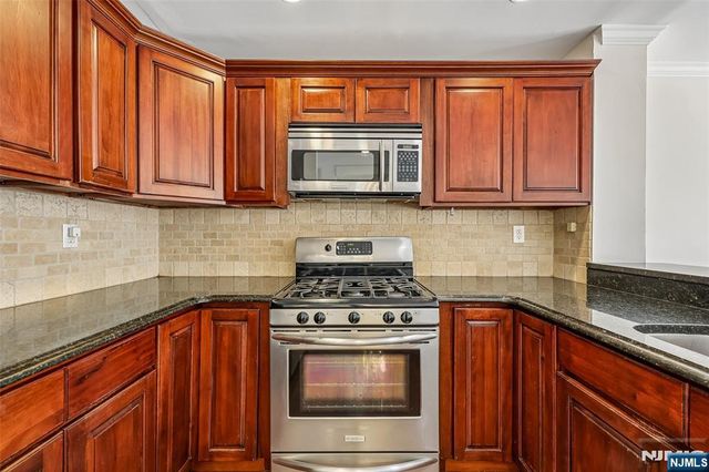302 Chase Court 302, Edgewater, NJ 07020