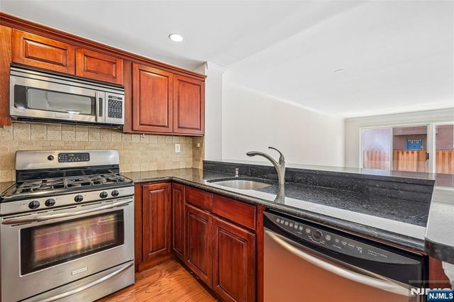 302 Chase Court 302, Edgewater, NJ 07020