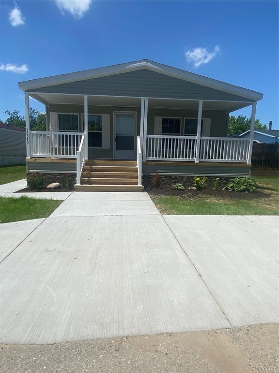 52543 Potomac Court, Chesterfield Township, MI 48051