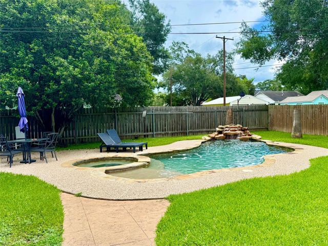 1203 Yupon Street, El Campo, TX 77437