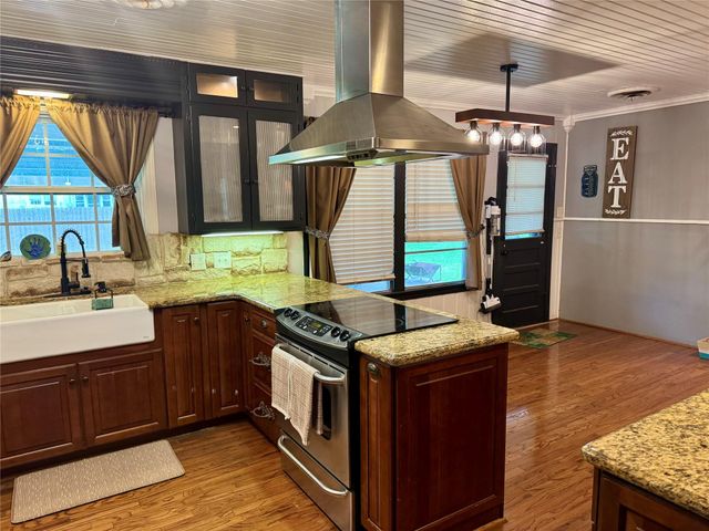 1203 Yupon Street, El Campo, TX 77437