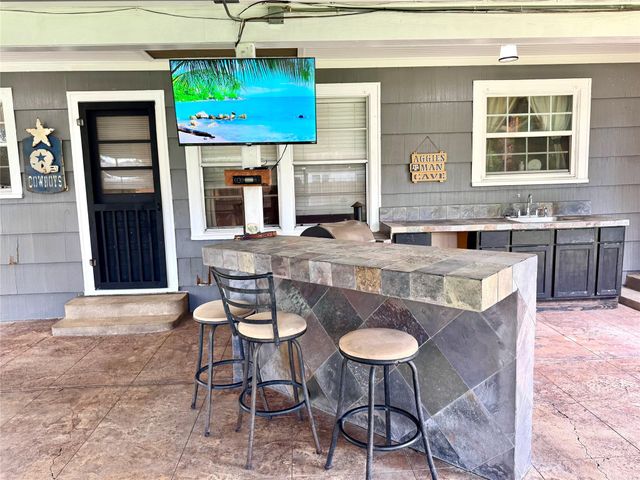 1203 Yupon Street, El Campo, TX 77437