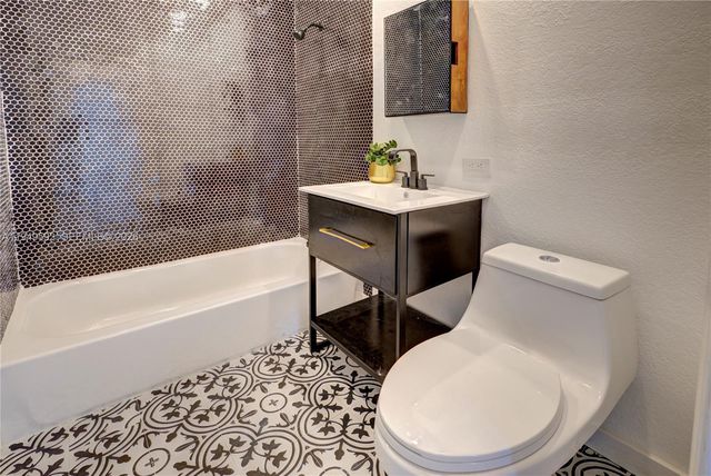 818 NW 47th St, Miami, FL 33127