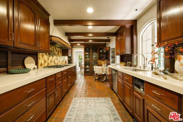 159 N Cliffwood Avenue, Los Angeles, CA 90049