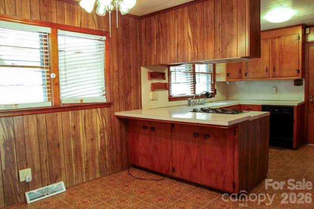 905 S 10th Street, Bessemer City, NC 28016