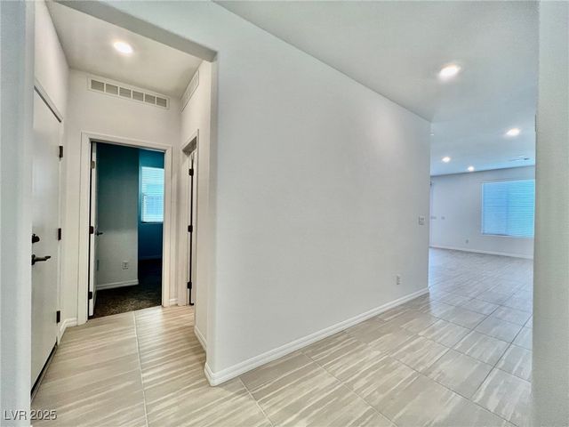 8003 Adelaide Hills Street, Las Vegas, NV 89113