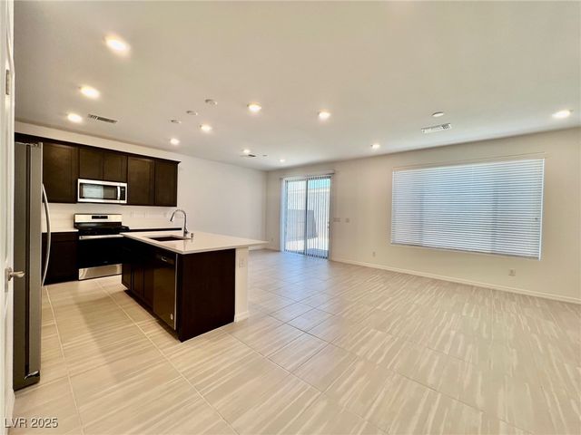 8003 Adelaide Hills Street, Las Vegas, NV 89113