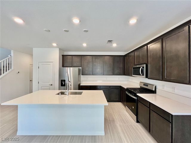 8003 Adelaide Hills Street, Las Vegas, NV 89113