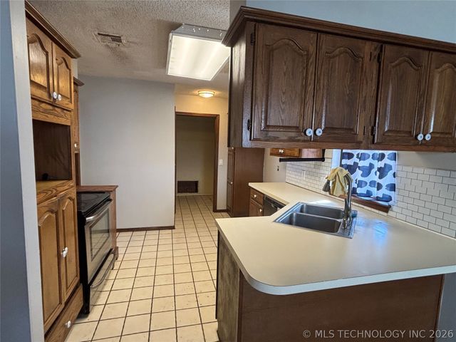 1701 W Inglewood Street, Broken Arrow, OK 74011