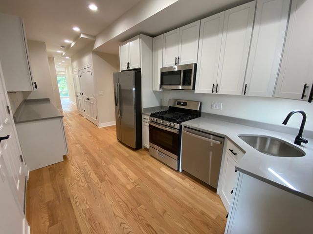 1055 W Pratt Boulevard 2A, Chicago, IL 60626