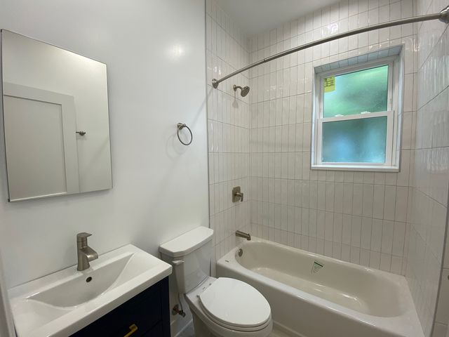 1055 W Pratt Boulevard 2A, Chicago, IL 60626