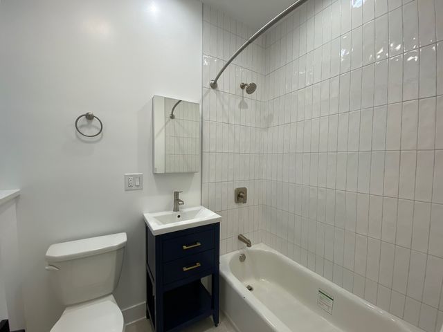 1055 W Pratt Boulevard 2A, Chicago, IL 60626