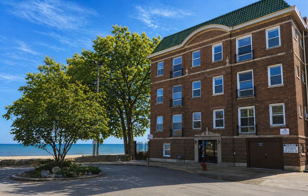 1055 W Pratt Boulevard 2A, Chicago, IL 60626
