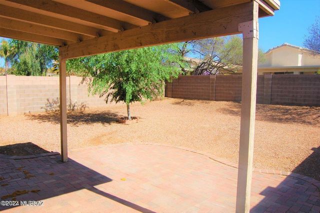 8832 N Mesquite Bluffs Place, Tucson, AZ 85742
