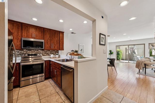 1104 Island Dr, Alameda, CA 94502