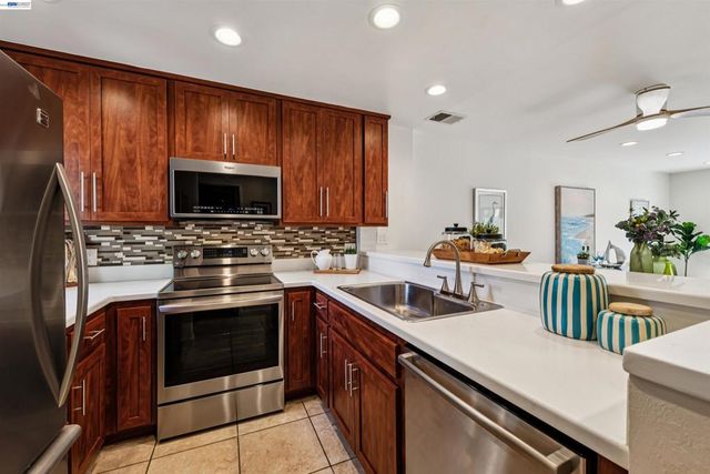 1104 Island Dr, Alameda, CA 94502