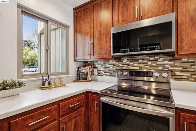 1104 Island Dr, Alameda, CA 94502