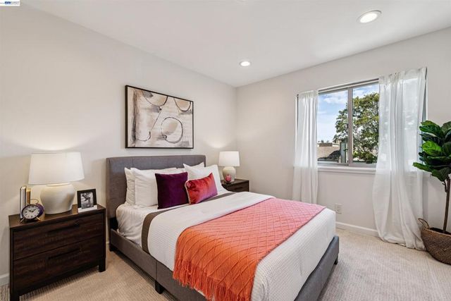 1104 Island Dr, Alameda, CA 94502