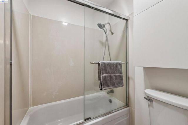 1104 Island Dr, Alameda, CA 94502