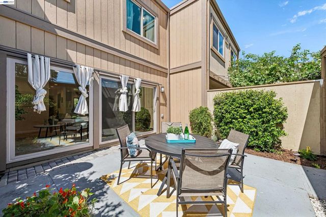 1104 Island Dr, Alameda, CA 94502