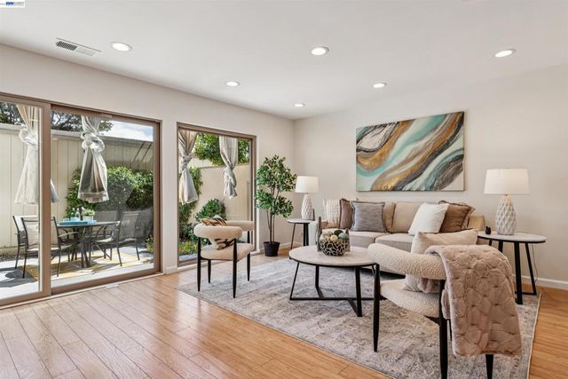 1104 Island Dr, Alameda, CA 94502