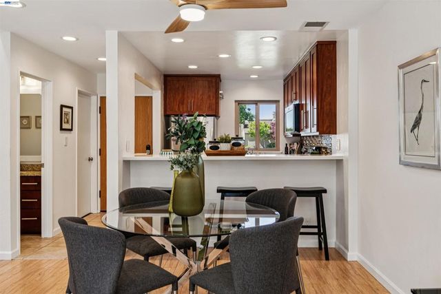 1104 Island Dr, Alameda, CA 94502