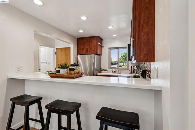 1104 Island Dr, Alameda, CA 94502