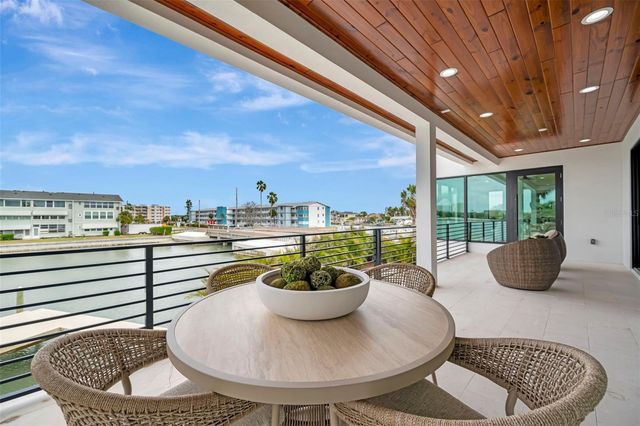 7176 S SHORE DRIVE S, St Petersburg, FL 33707