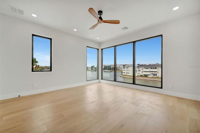 7176 S SHORE DRIVE S, St Petersburg, FL 33707