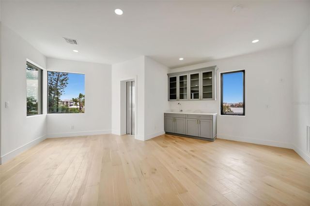 7176 S SHORE DRIVE S, St Petersburg, FL 33707