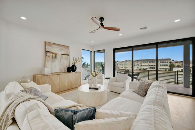 7176 S SHORE DRIVE S, St Petersburg, FL 33707