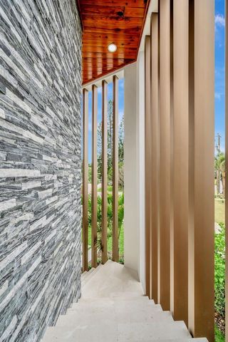 7176 S SHORE DRIVE S, St Petersburg, FL 33707