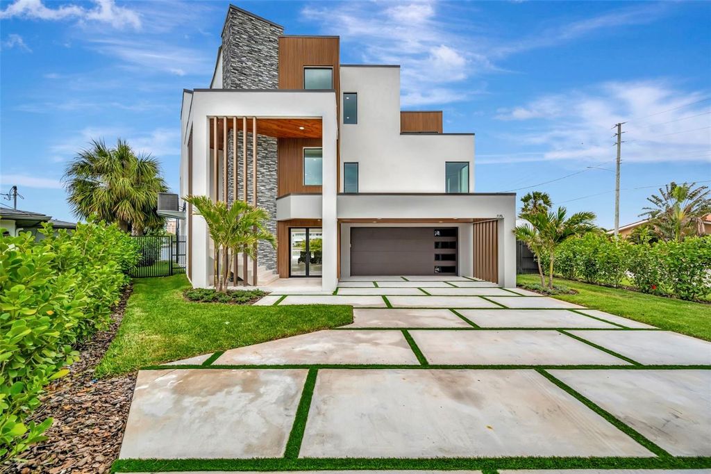 Image 2 of property listing at 7176 S SHORE DRIVE S, St Petersburg, FL 33707