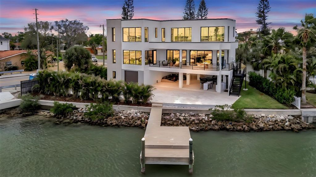 Image 4 of property listing at 7176 S SHORE DRIVE S, St Petersburg, FL 33707