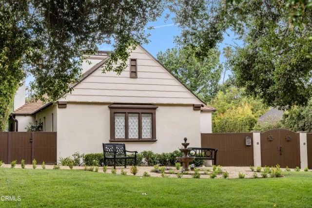 1096 N Holliston Avenue, Pasadena, CA 91104